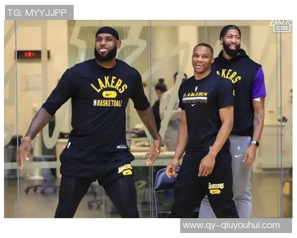 惠特摩尔身穿病号服与女友合照因血栓无限期缺阵与文班同款伤病相似